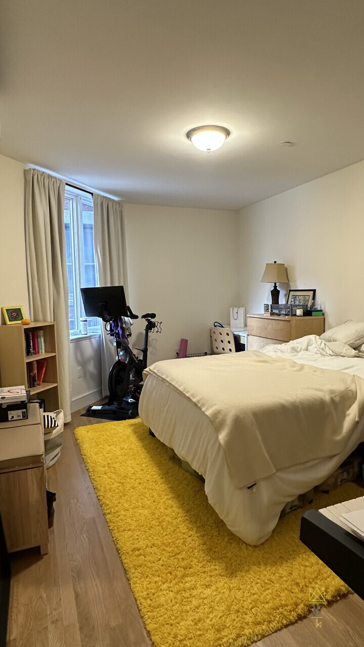 877 Beacon St, Fenway