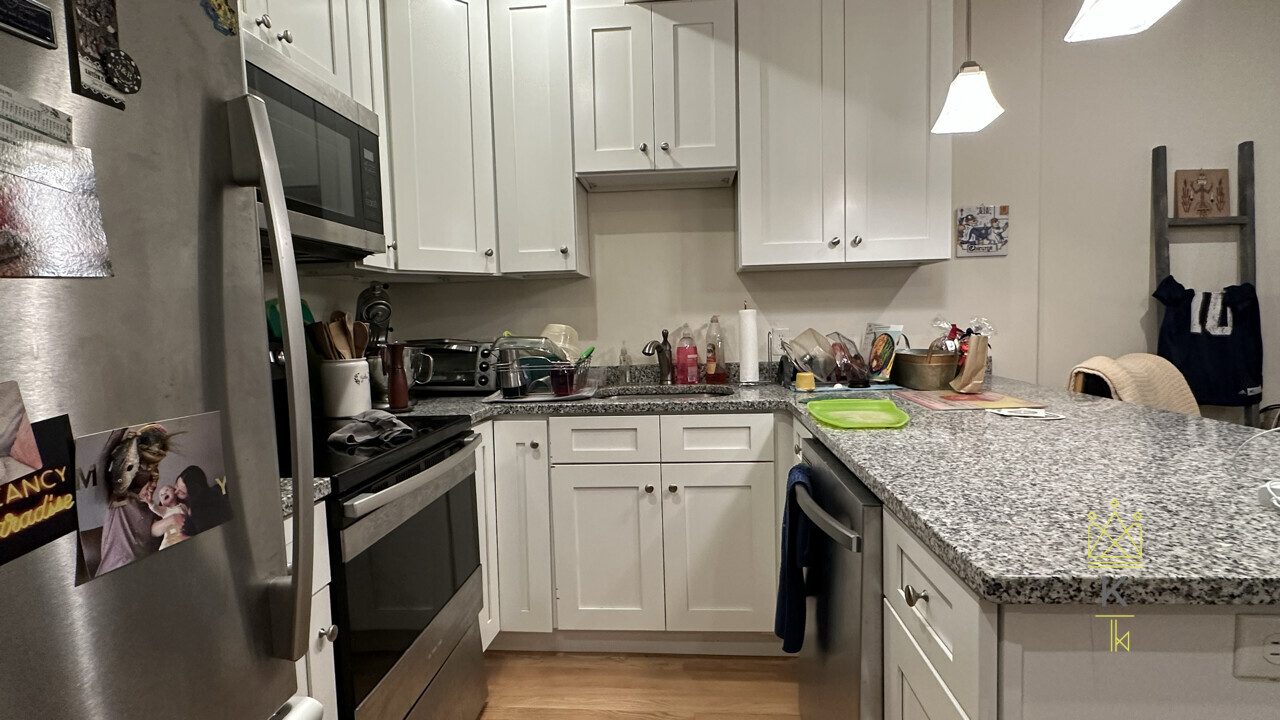 877 Beacon St, Fenway