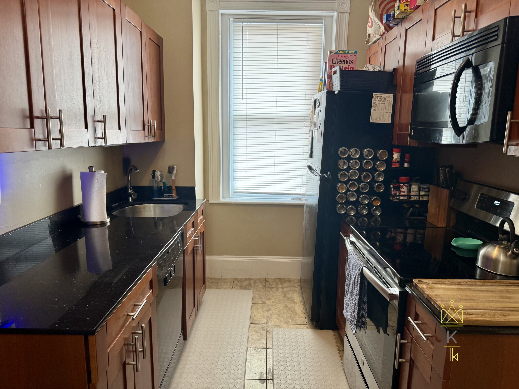 164 Strathmore Rd. - 2,550USD / month