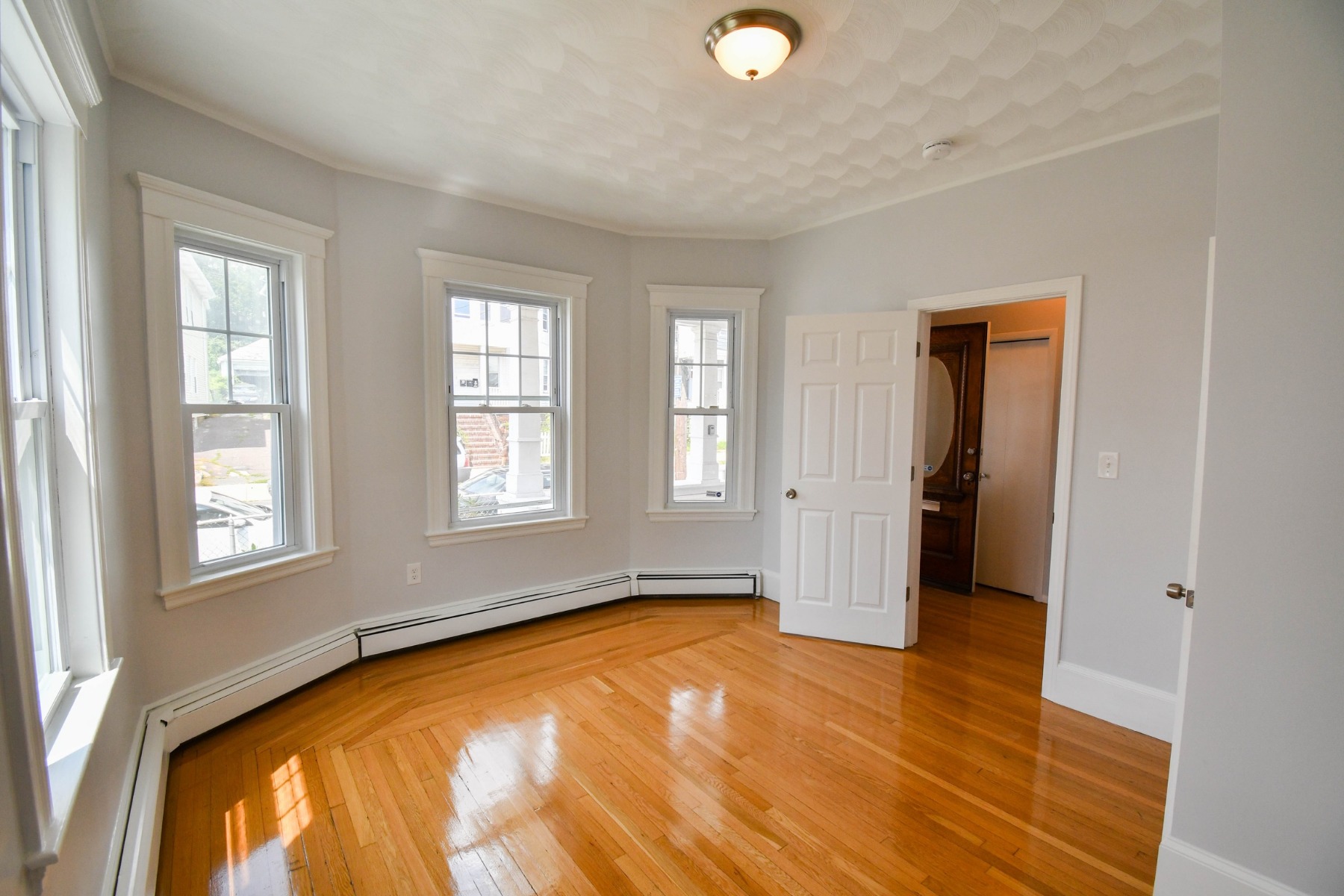3 bed, 1 bath apartment for rent at 1750 North Shore Rd, Revere — photo 3 of 9