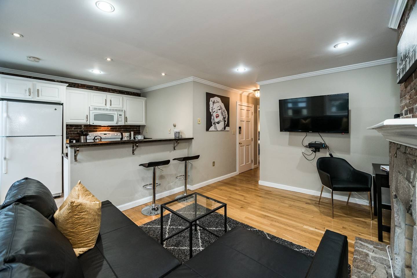 2 bed, 1 bath apartment for rent at 41 Grove St Unit 4, Beacon Hill — photo 4 of 10