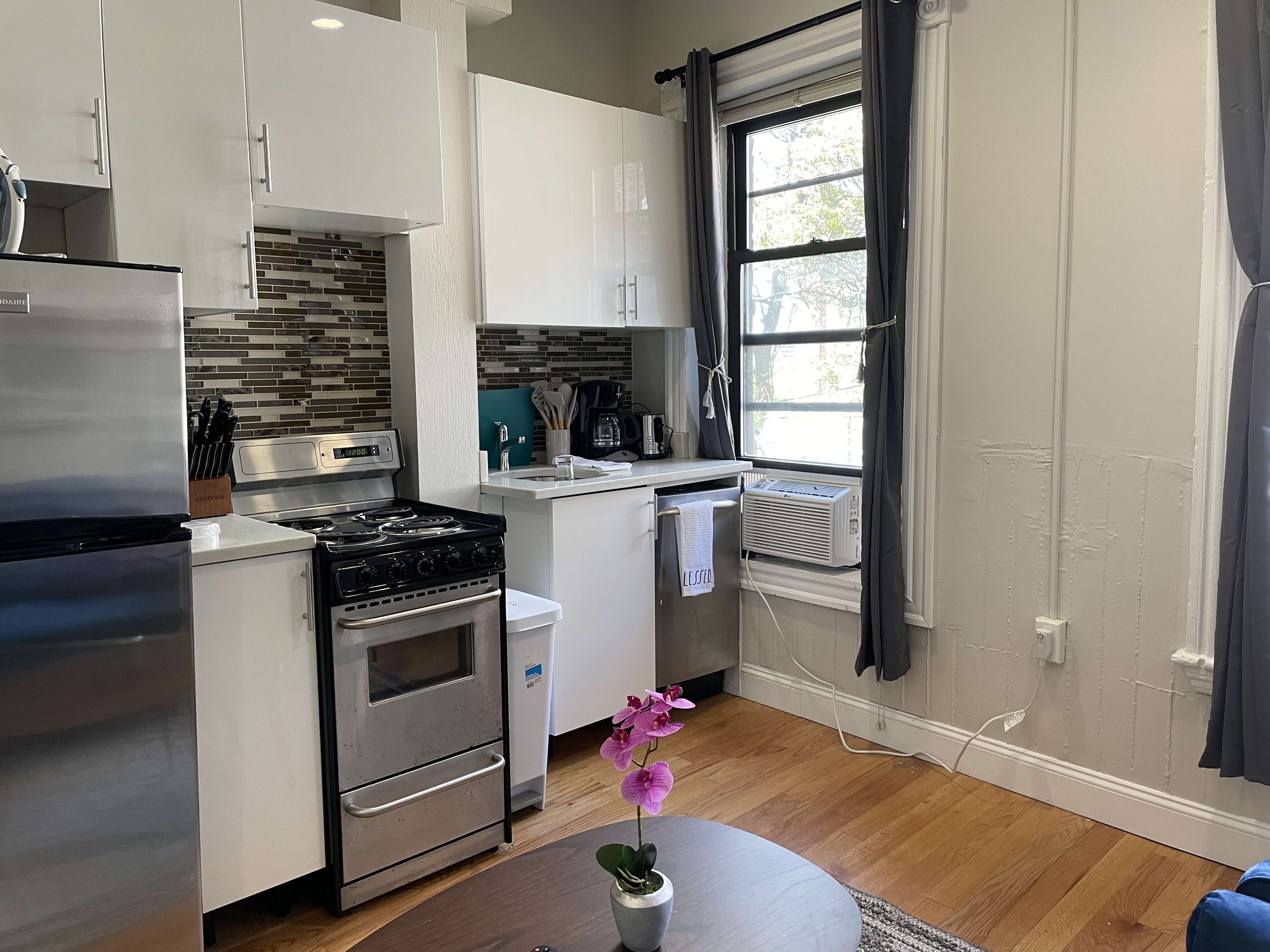 2 bed, 1 bath apartment for rent at 63 Phillips Unit 2, Beacon Hill — photo 12 of 17
