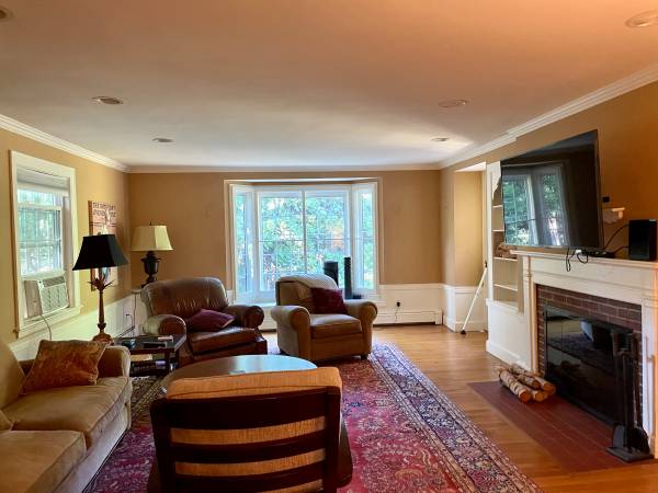 2 bed, 1 bath apartment for rent at 891 Vfw Pkwy Unit 1, West Roxbury — photo 1 of 11