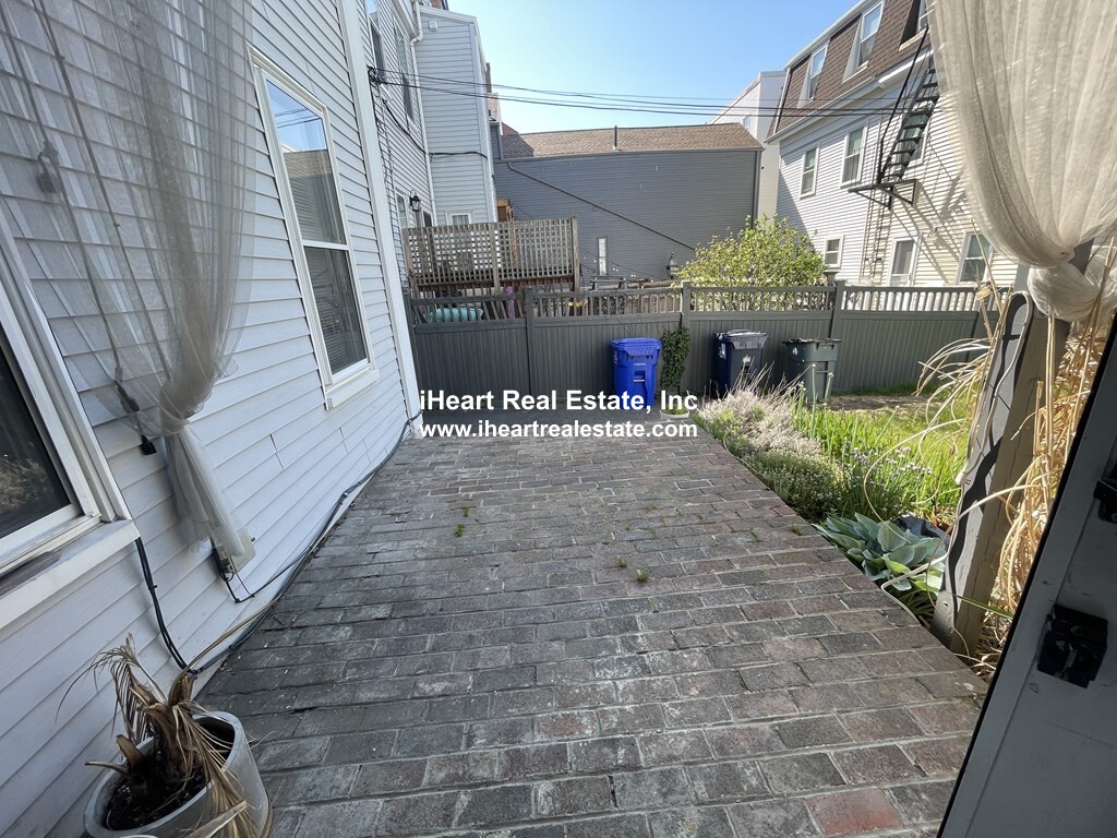 377 4th St, South Boston