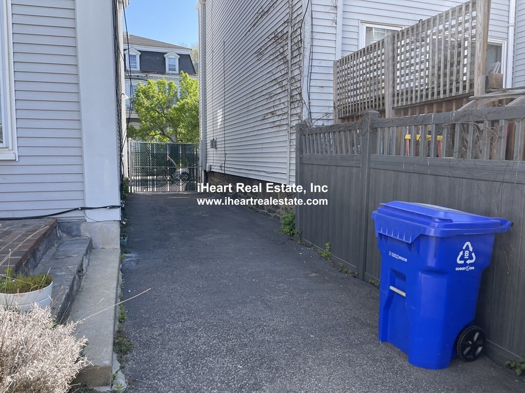 377 4th St, South Boston