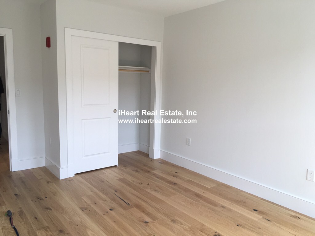 30 Polk St, Charlestown