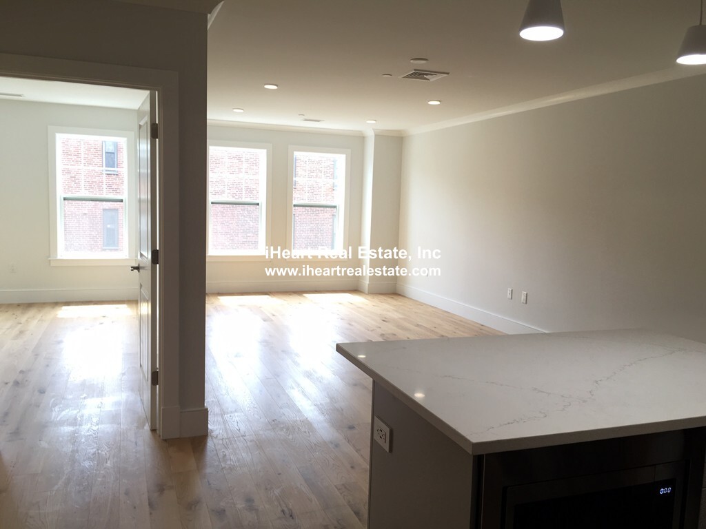 30 Polk St, Charlestown