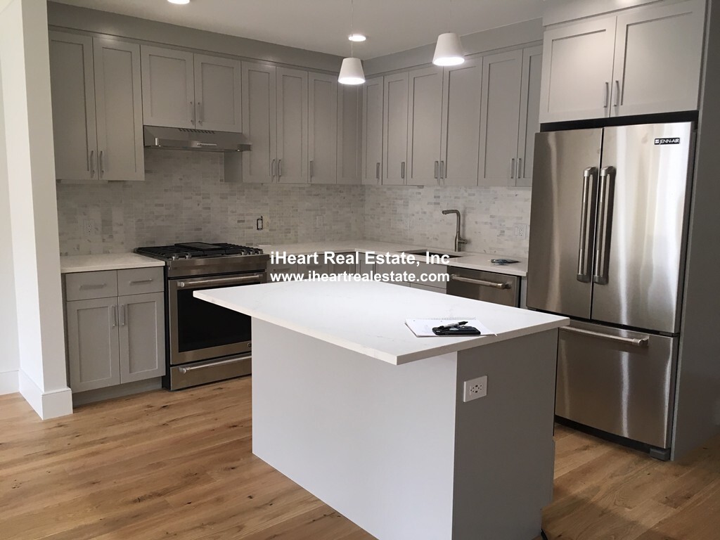 30 Polk St, Charlestown