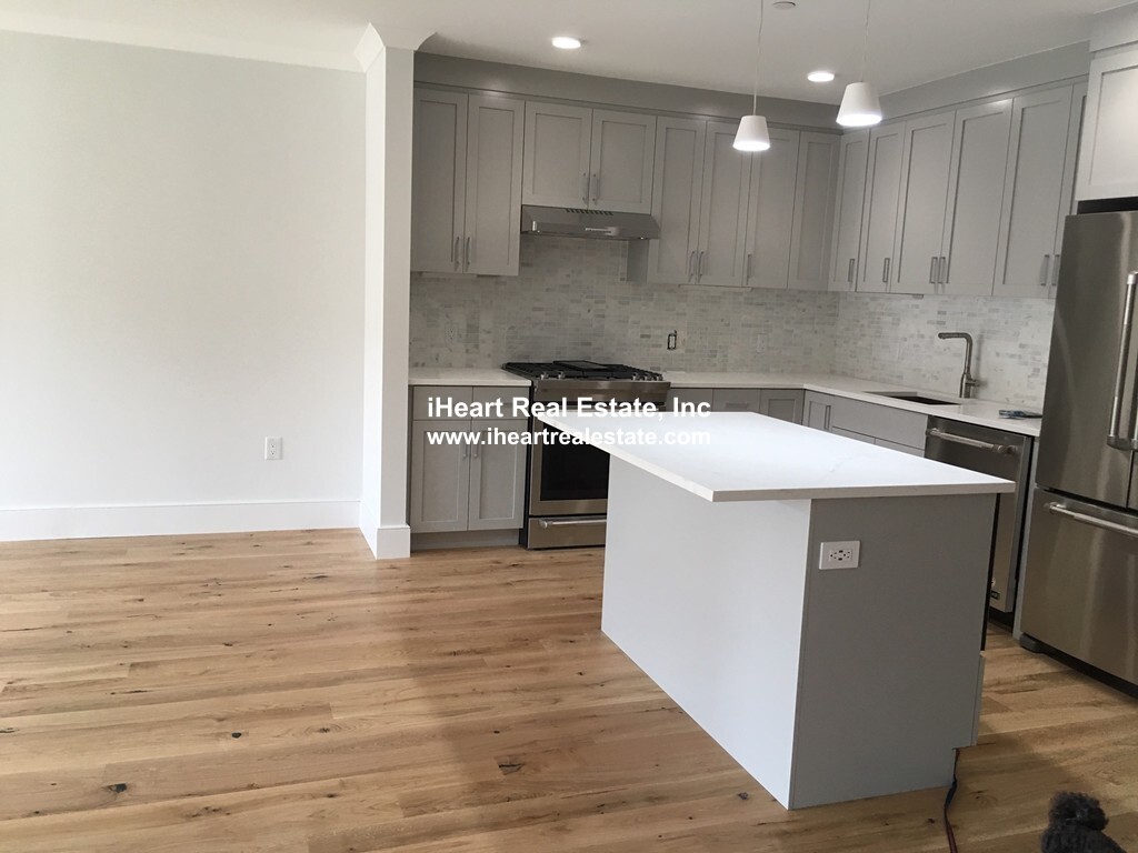 30 Polk St, Charlestown