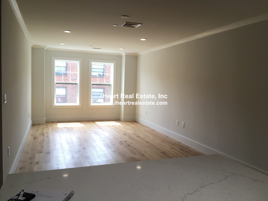 30 Polk St, Charlestown