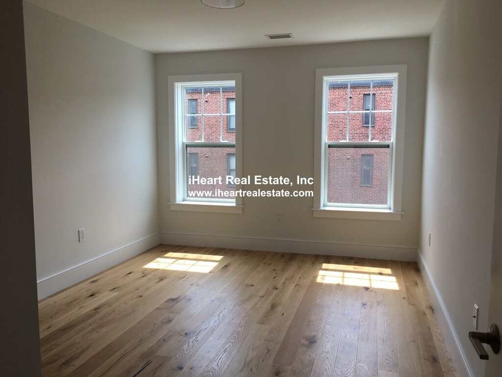 30 Polk St, Charlestown