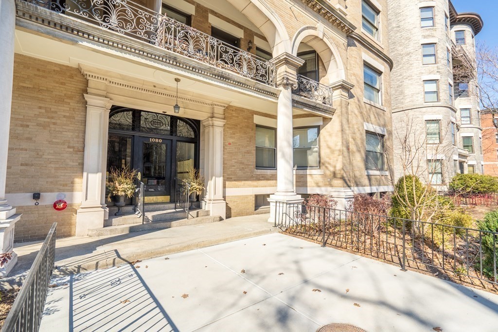 1080 Beacon St, Longwood