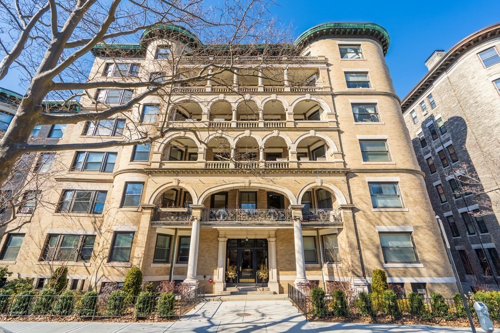 1080 Beacon St, Longwood