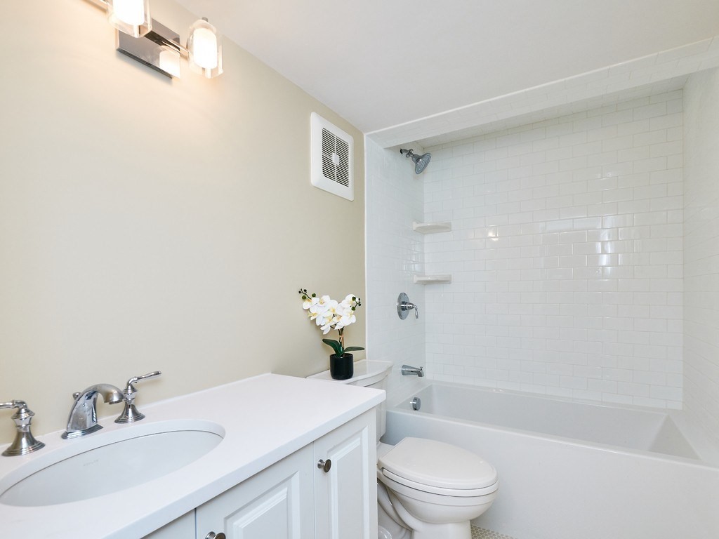 5 bed, 4+ bath apartment for rent at 217 Church St Unit A, Newton — photo 19 of 29