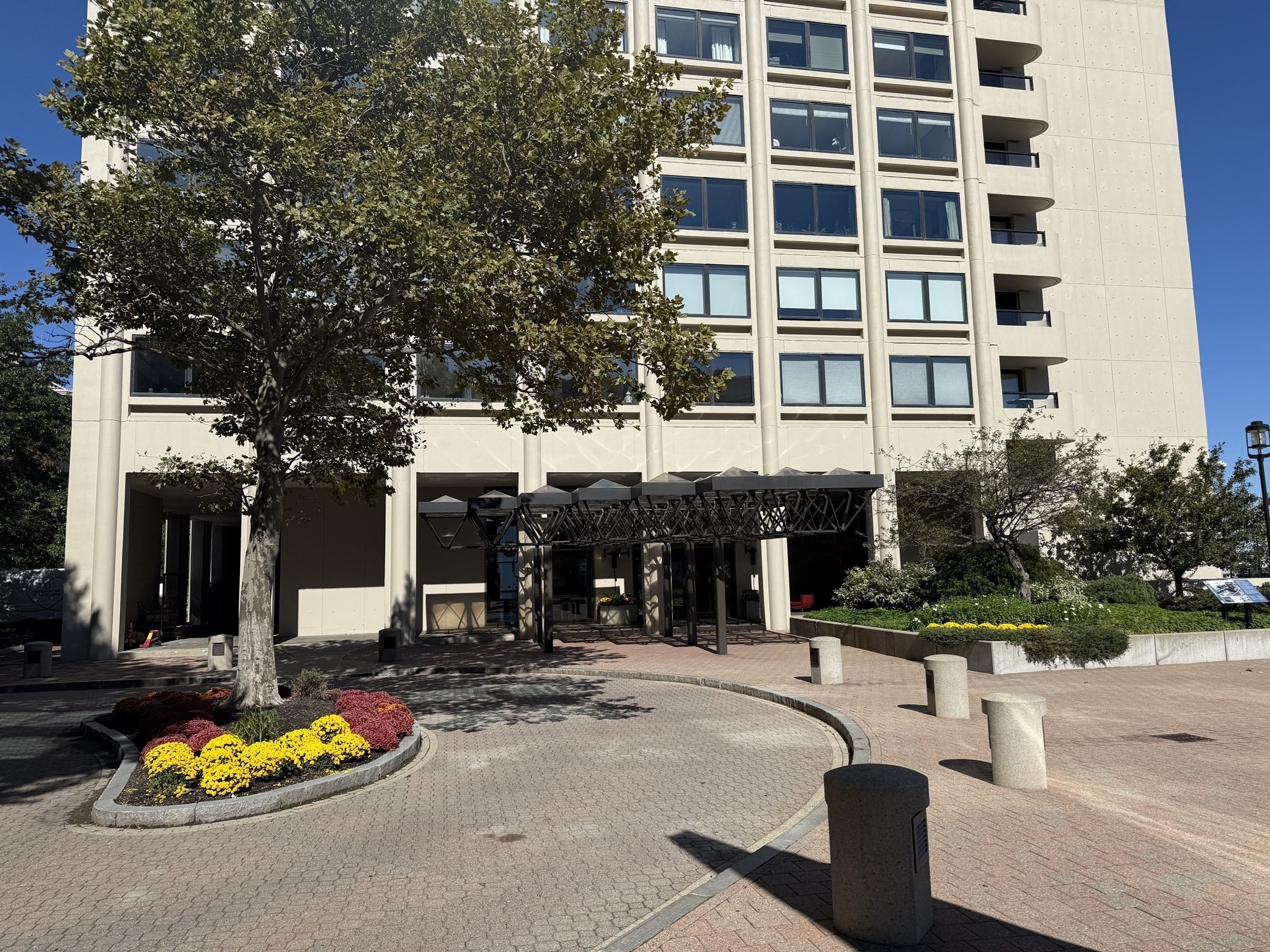 85 East India Row, Downtown