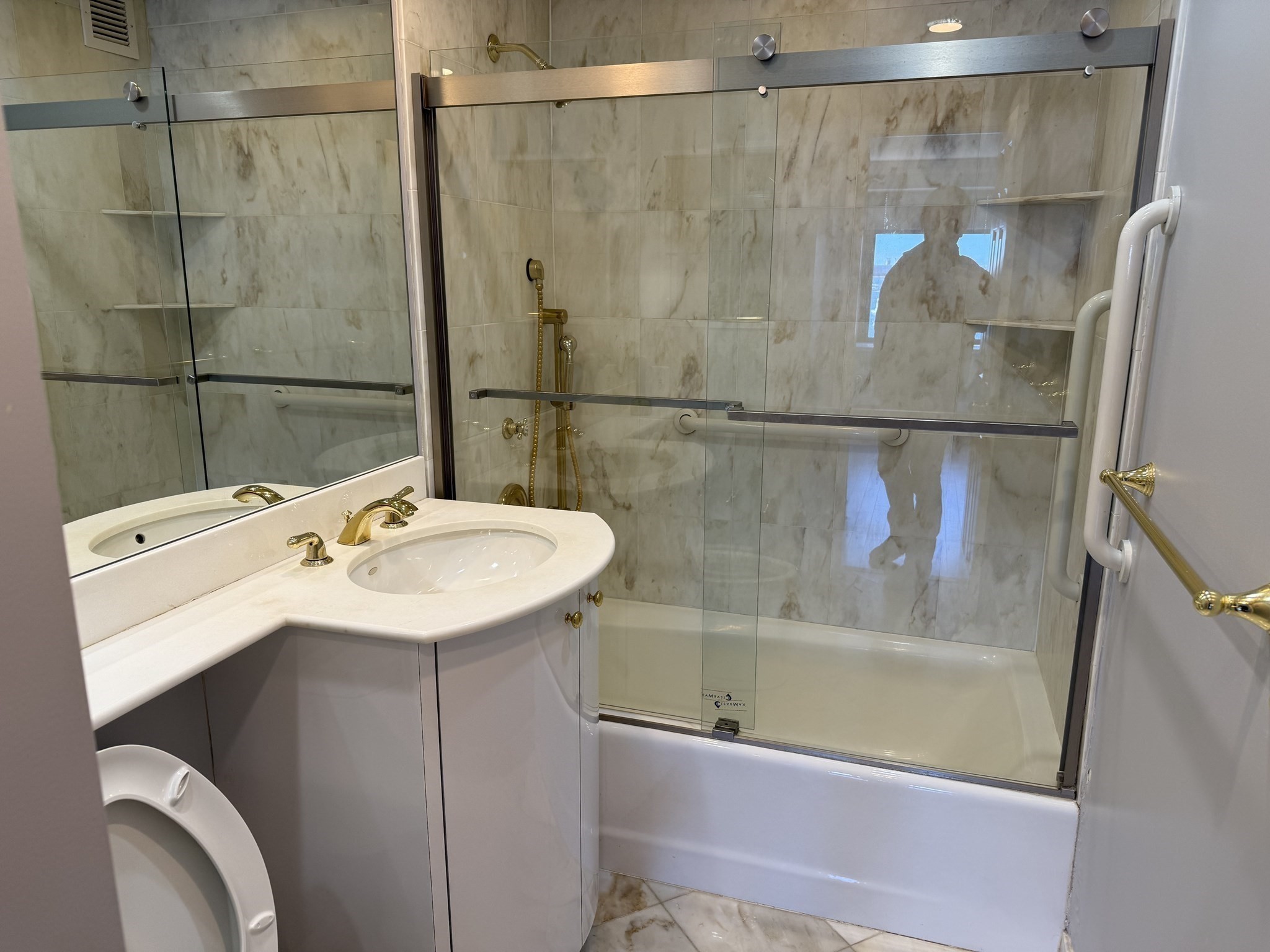 85 East India Row, Downtown