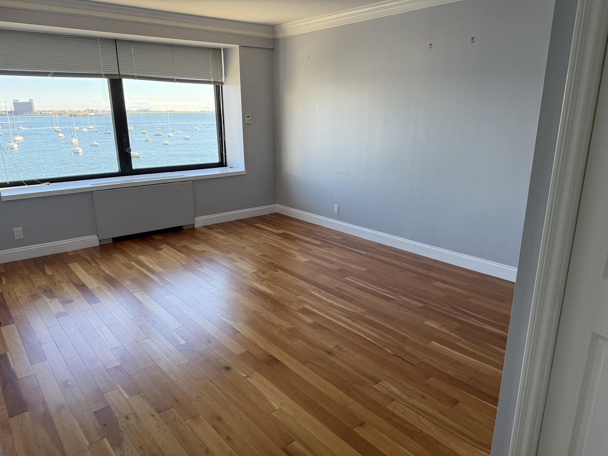 85 East India Row, Downtown