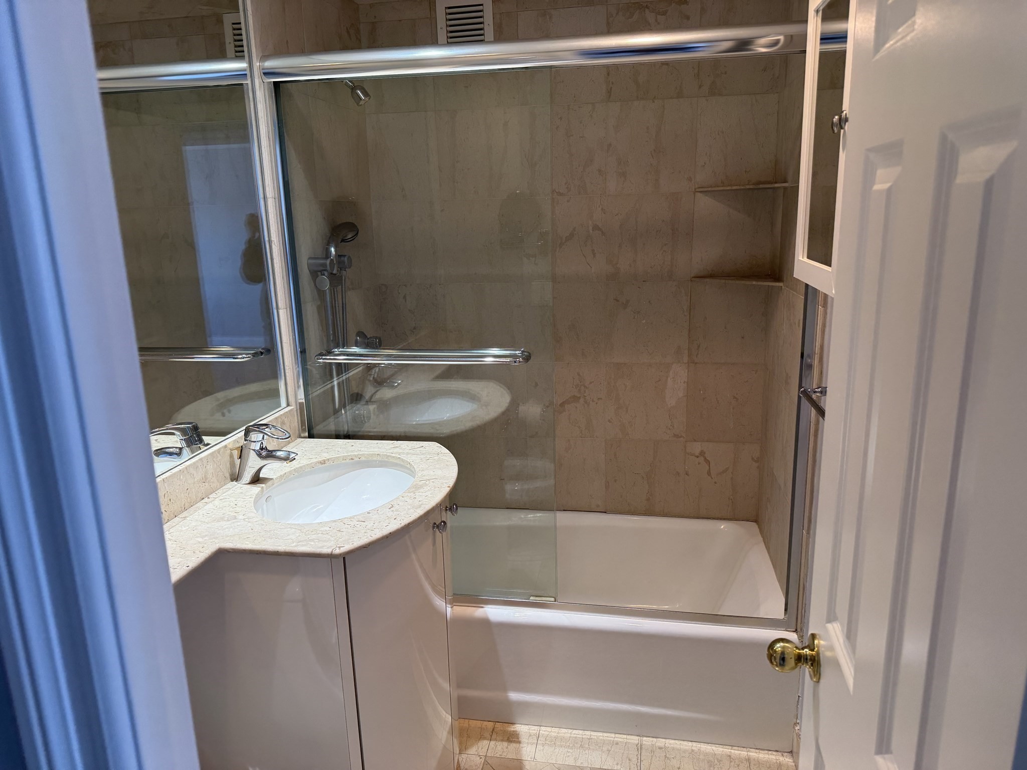 85 East India Row, Downtown