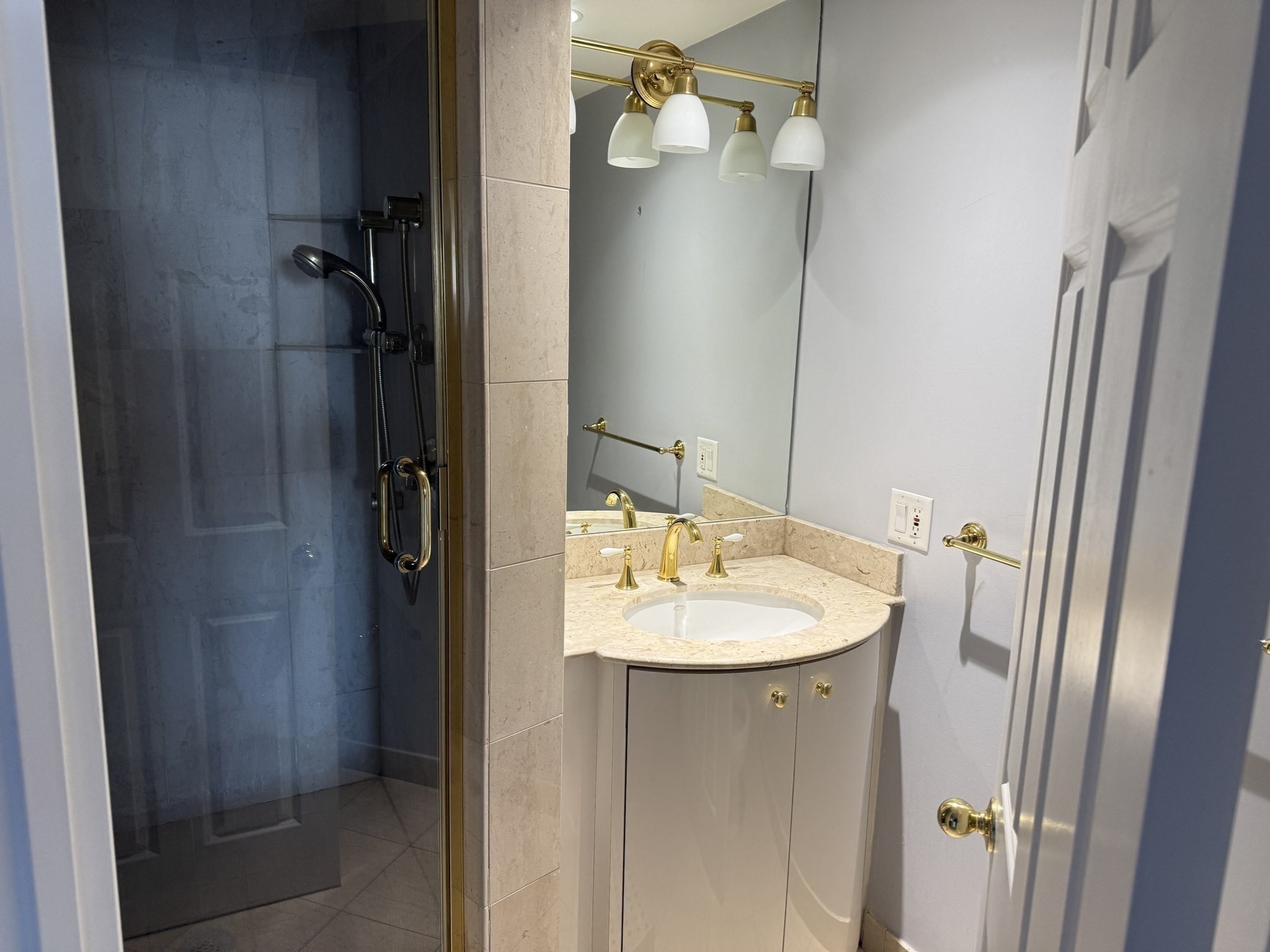 85 East India Row, Downtown