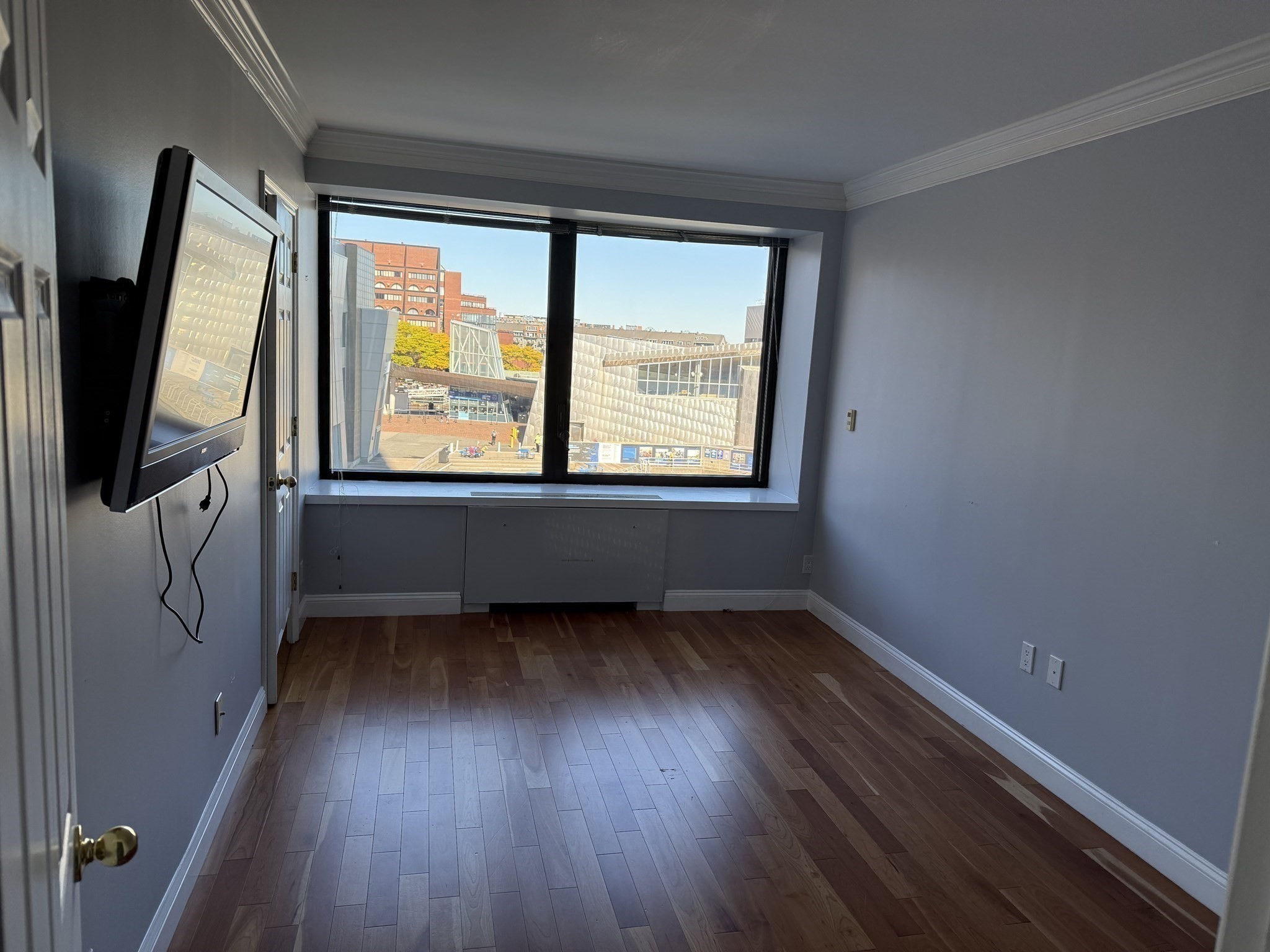 85 East India Row, Downtown