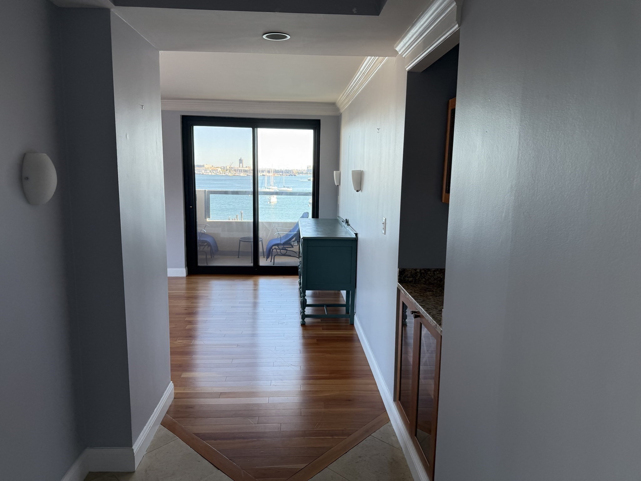 85 East India Row, Downtown