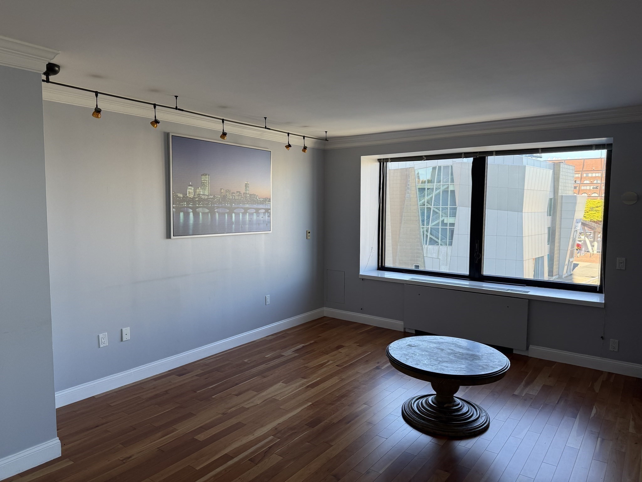 85 East India Row, Downtown