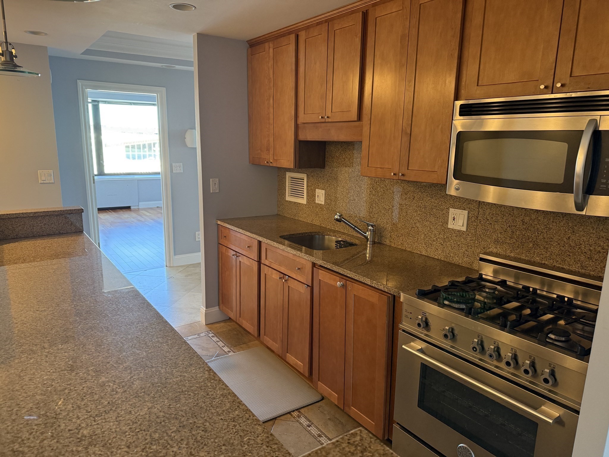 85 East India Row, Downtown